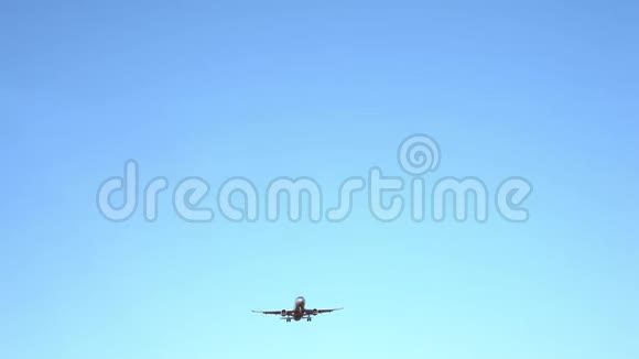 现代飞机飞过头顶背景是一片无云的蓝天4K视频的预览图