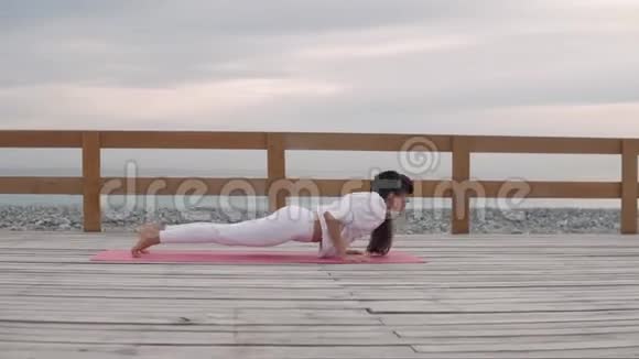 女人在大自然中做瑜伽姿势视频的预览图