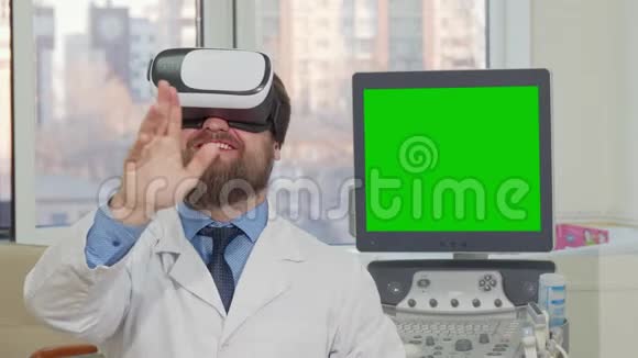 胡子医生戴着3dvr眼镜电脑背面有绿色屏幕视频的预览图