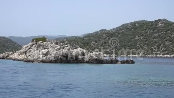 Kekova岛附近一个小岩石小岛的景色视频的预览图