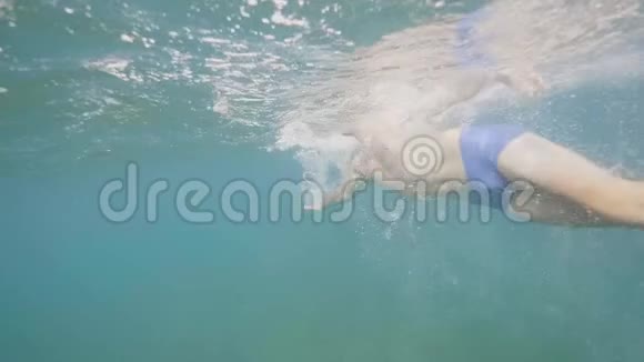 戴着面具的人正在游泳在开阔的水中爬行水下射击视频的预览图