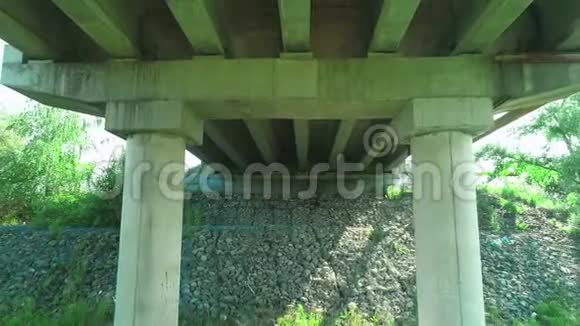 航射桥下对称与岩基4K视频的预览图