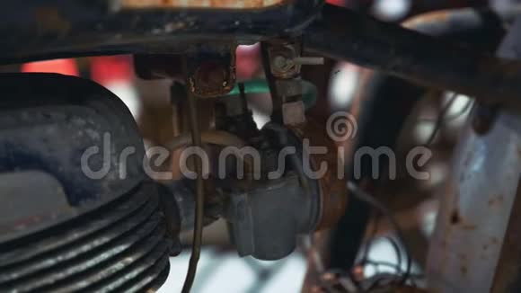 摩托车生锈发动机的特写视频的预览图