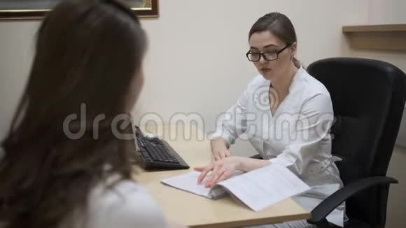 在电脑里工作的女医生医生做核磁共振检查视频的预览图