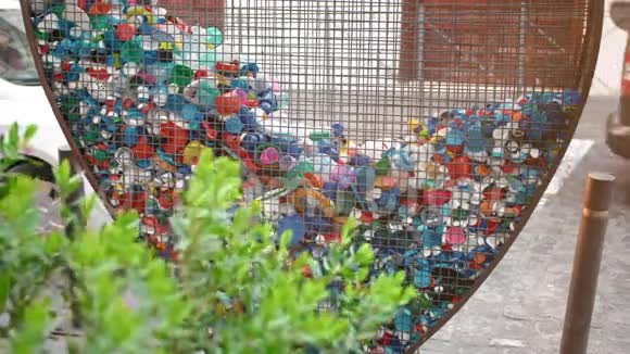 城市收集塑料垃圾和垃圾的概念收集的绿色植物灌木和心形铁笼视频的预览图