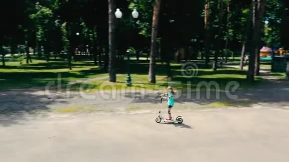 小女孩骑着脚踏车视频的预览图
