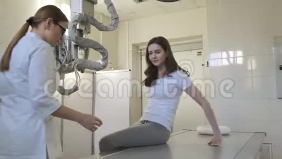 一名年轻女孩被诊断患有X光设备视频的预览图