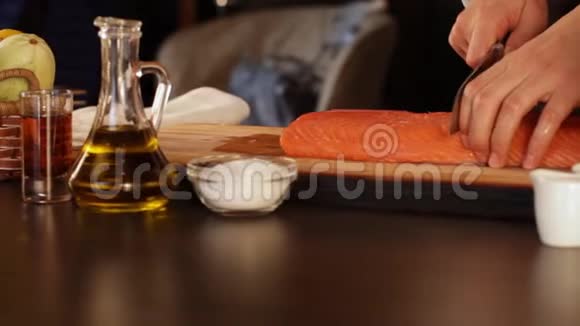 厨师切了一大块生鲑鱼片高蛋白食物视频的预览图