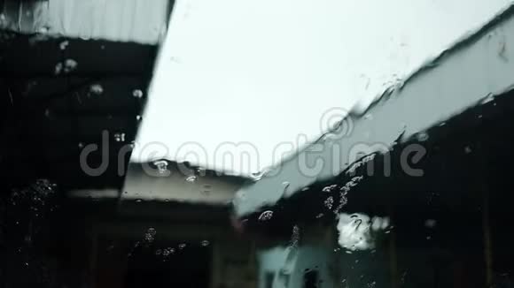 雨滴落在窗户上的雨天有仓库背景视频的预览图