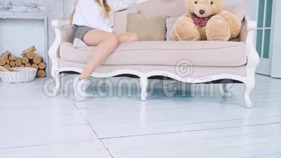 年轻女孩的女朋友正和枕头和泰迪熊在拍照视频的预览图