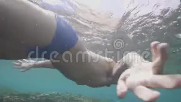 无法辨认的人正在水下浮潜在珊瑚礁上热带度假概念视频的预览图
