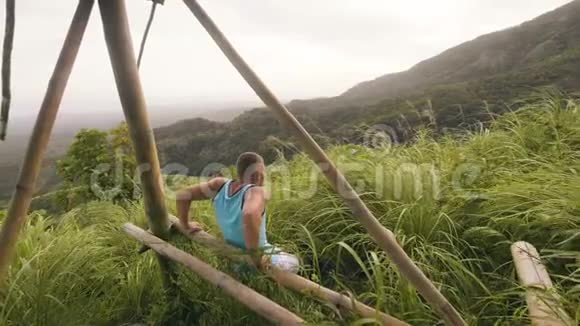运动男子在户外木棒上做肱三头肌训练运动员训练促进运动视频的预览图