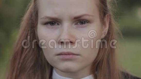 年轻的女人在哭眼泪从眼睛里出来视频的预览图