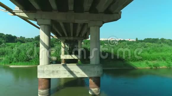 通过桥梁结构的桥下放大4K视频的预览图