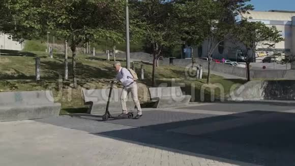 骑电动滑板车的老人视频的预览图