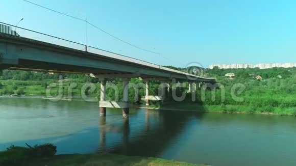 穿越悬索桥穿越宁静河流的空中射击4K视频的预览图