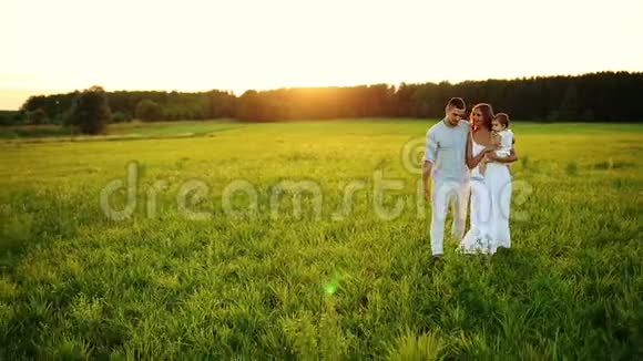在公园日落时快乐地散步白色的衣服太阳夏天视频的预览图