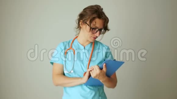 医生的儿科医生女人带着友好的微笑看着框架医生或护士的近距离肖像医学和医学视频的预览图