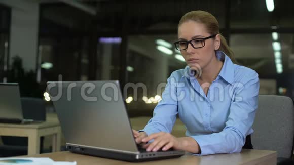 疲劳的女人摘下眼镜过度劳累导致视力不好视频的预览图