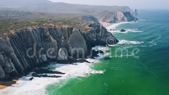4鸟瞰葡萄牙普拉亚格兰德海滩附近的大西洋海浪和岩石造价悬崖视频的预览图
