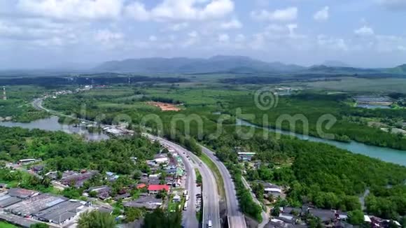 空中无人机视频超高速公路与萨拉辛桥泰国普吉岛交通镜头背景4K时间流逝视频的预览图