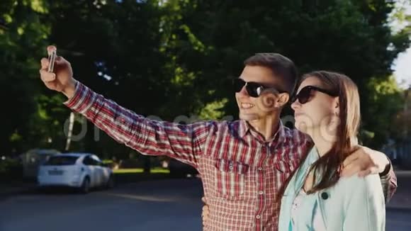 一对相爱的夫妇自拍在户外的阳光下视频的预览图