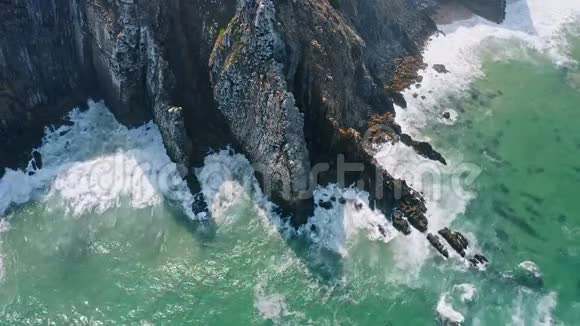 4葡萄牙普拉亚格兰德海滩崎岖悬崖的鸟瞰图大西洋海浪和岩石成本悬崖以上视频的预览图