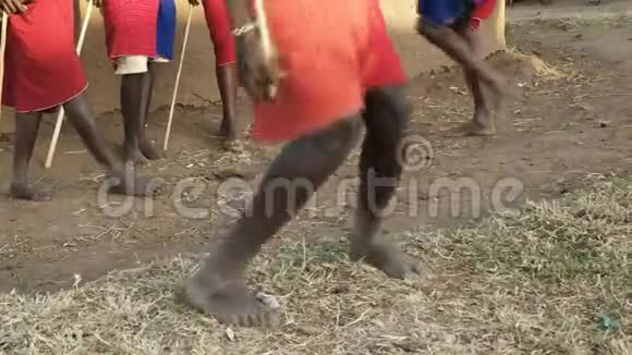 在肯尼亚跳舞的马赛勇士的腿和脚的近距离射击视频的预览图