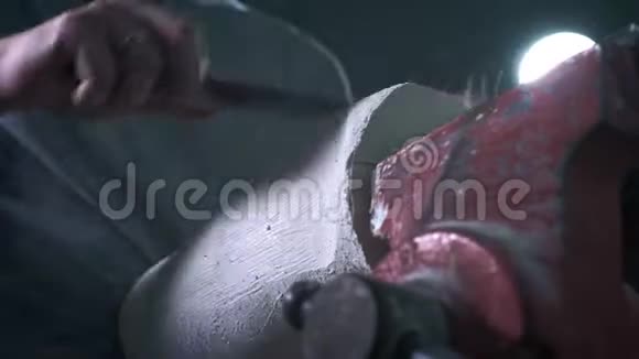 生产假肢一个人在膝盖上方处理一部分腿的石膏与文件一起工作视频的预览图