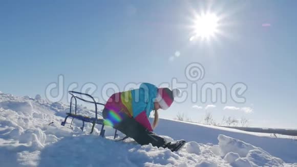 小女孩喜欢坐雪橇儿童雪橇幼儿骑雪橇孩子们在雪地里户外玩耍户外乐趣视频的预览图