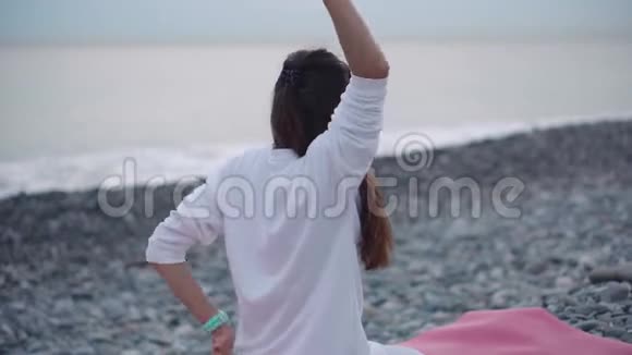 健康的女人夏天在海上做瑜伽视频的预览图