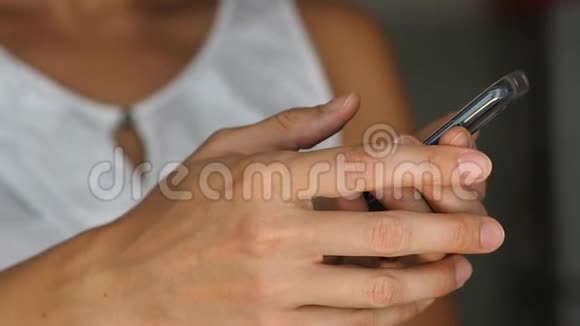 女人用她的智能手机特写镜头视频的预览图