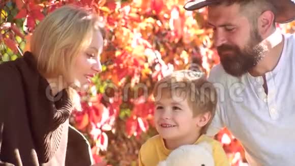 幸福的家庭一起在黄色的自然欢乐的家庭野餐一起在公园的黄秋天放松视频的预览图