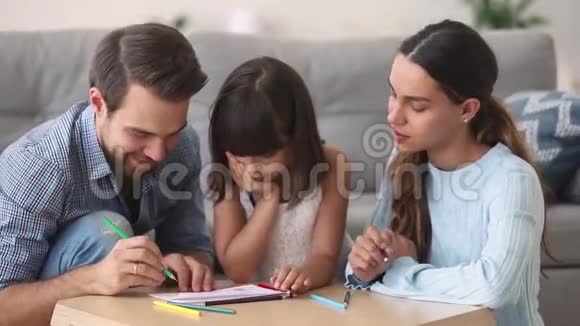 可爱的父母在家和小女儿一起画画视频的预览图