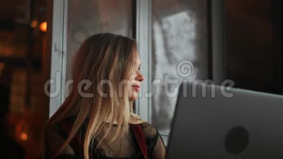 商务女性反光眼镜聚焦工作互联网笔记本电脑平板电脑4k女人眼睛闭上女人的眼睛视频的预览图