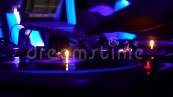 关闭DJ设备DJ操作紫色照明视频的预览图