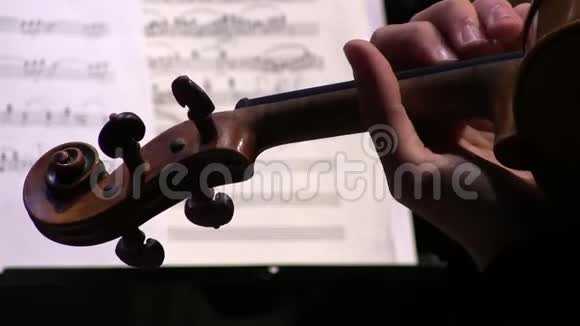 小提琴手演奏小提琴管弦乐队乐器视频的预览图