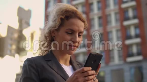 美丽的白种人模特在手机上在线聊天视频的预览图