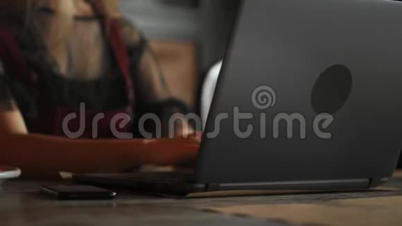 商务女性手在笔记本电脑键盘上打字的特写特写一只女手忙着在笔记本电脑上打字女人视频的预览图