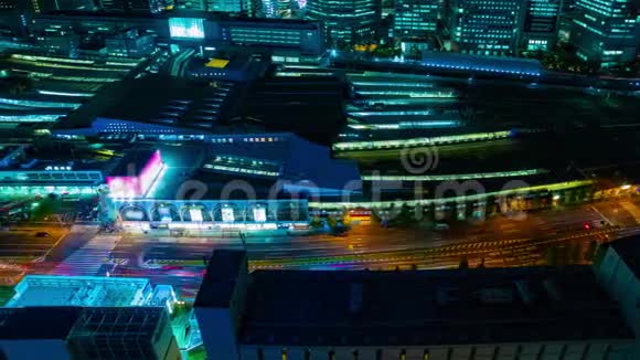 东京新川火车站高角广射炮的夜间时间视频的预览图