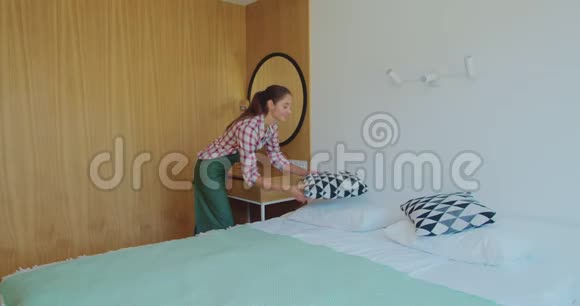 酒店客房小女佣整理床铺清洁服务理念视频的预览图