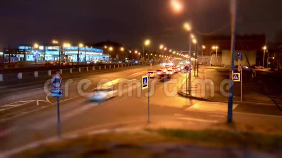 大城市的夜间交通时间流逝视频的预览图