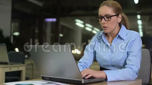 疲惫的办公室员工在笔记本电脑上打盹日常生活和过度工作的概念视频的预览图