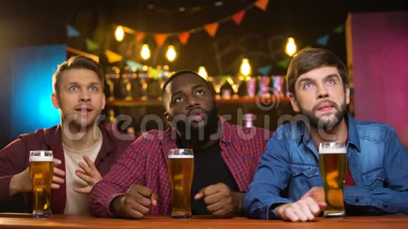 多种族男性朋友在酒吧支持最喜欢的足球队结果时间视频的预览图