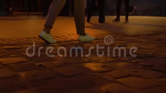 步行女孩腿与白色运动鞋特写4k年轻迷人的金发女子概念城市老城视频的预览图