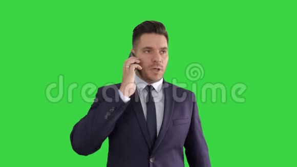 高加索商人回答几个电话是严肃的集中在一个绿色屏幕铬键视频的预览图