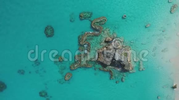 百慕大海岸线珊瑚礁和海滩的空中拍摄视频的预览图