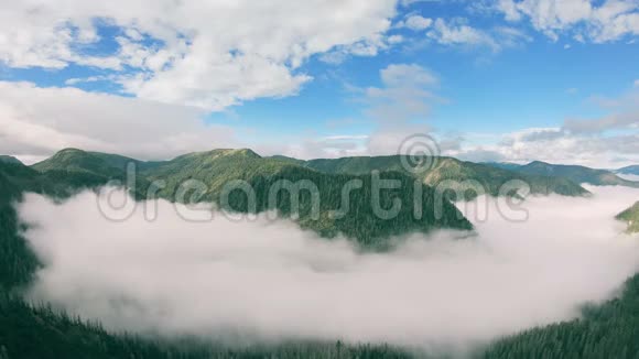 美丽的山谷被群山环绕充满了雾视频的预览图