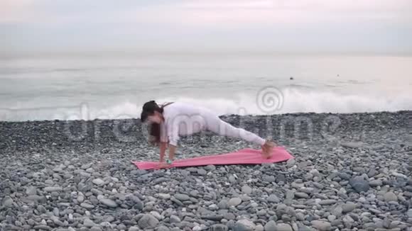 女人在海滩上做核心锻炼视频的预览图