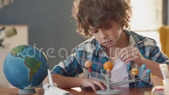 艺术家教育学校创意儿童画太阳能系统视频的预览图